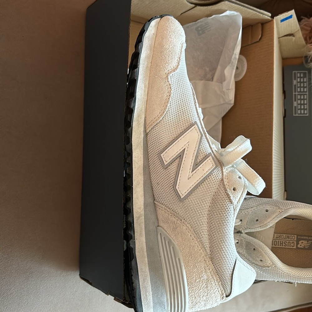 New Balance women’s sneaker - Picture 3 of 9